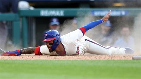 Phillies come back to defeat Blue Jays 2-1 on error in 10th inning